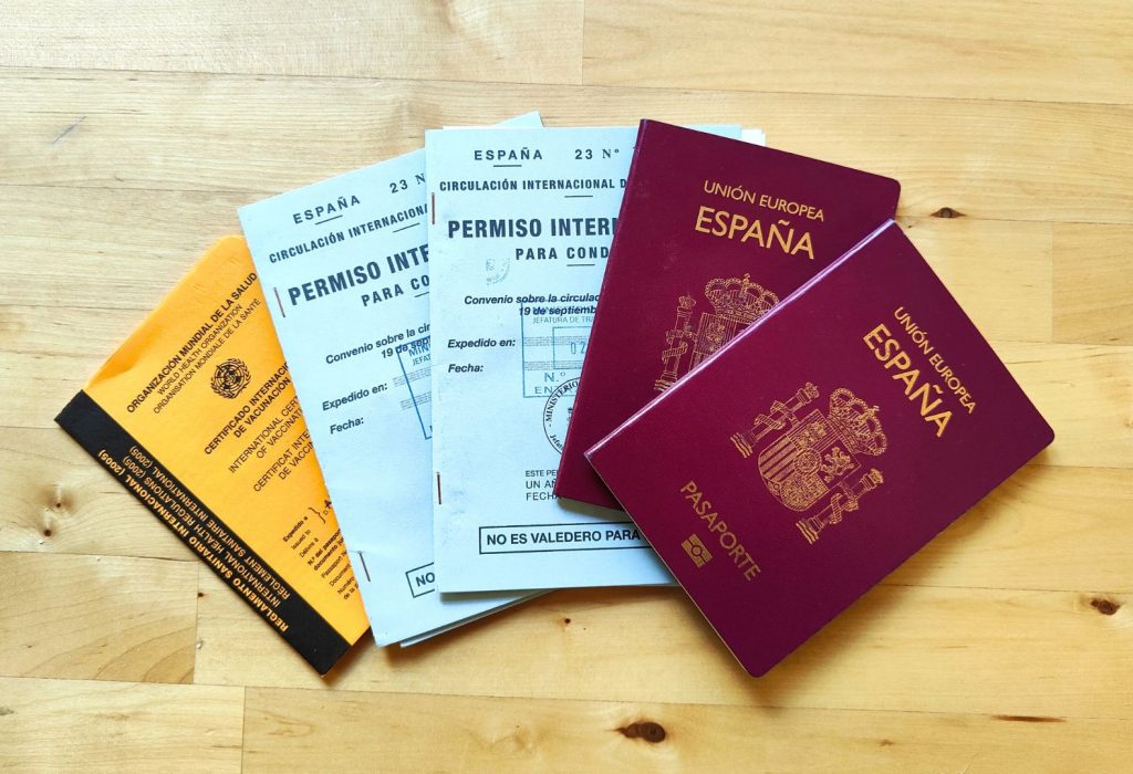 pasaporte, carnet internacional de conducir, vacunas